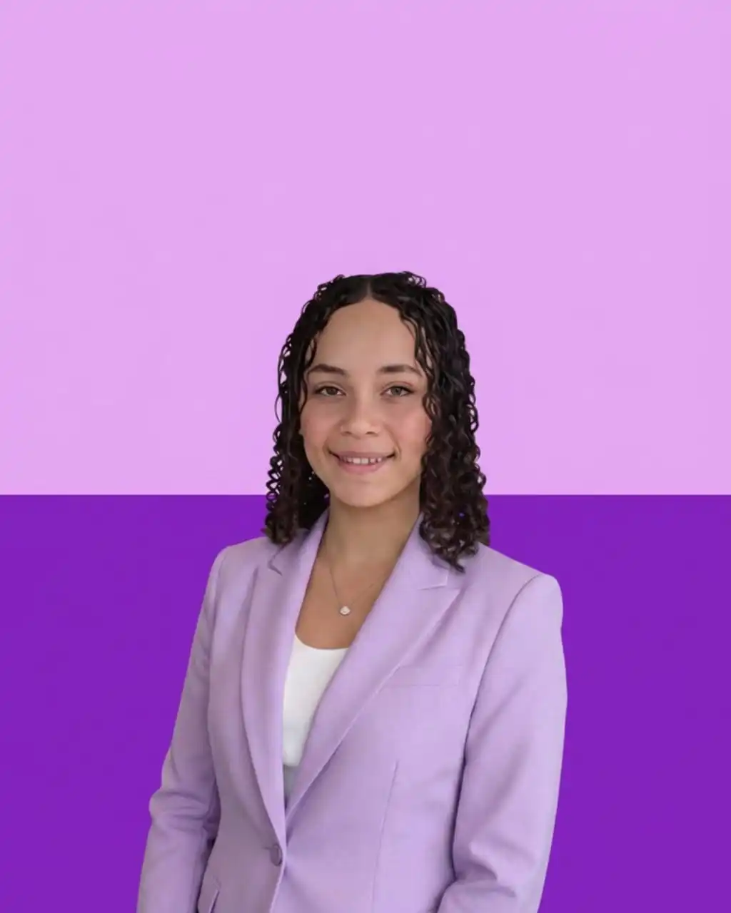 Retrato de Mirella Lessa, do suporte de operações do escritório